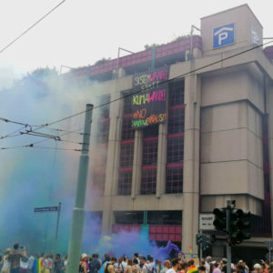 Kapitalismus tötet! Damals wie heute. Für klimafreundliche Städte, sichere Häfen und eine solidarische Community! (Foto: Banner mit "Systemwandel statt Klimawandel!" an der Konstablerwache bei der CSD Demo in Frankfurt am Main)